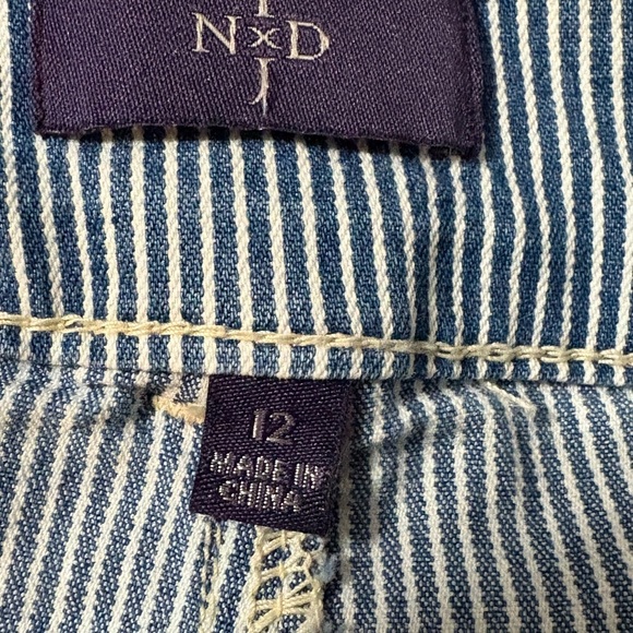 Woman’s size 12 very cute striped light denim skirt. Front and back pockets. - Picture 6 of 10